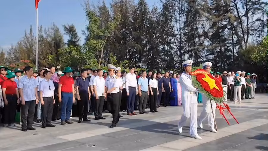 doan-dai-bieu-tinh-gia-lai-do-pho-chu-tich-ubnd-tinh-lam-hai-giang-dan-dau-dang-hoa-dang-huongi-khu-tuong-niem-chien-si-gac-ma.jpg
