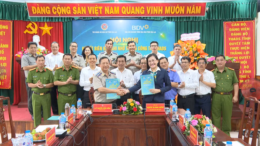 bp-sau-muoi-nam-100-06-33-09still060.png
