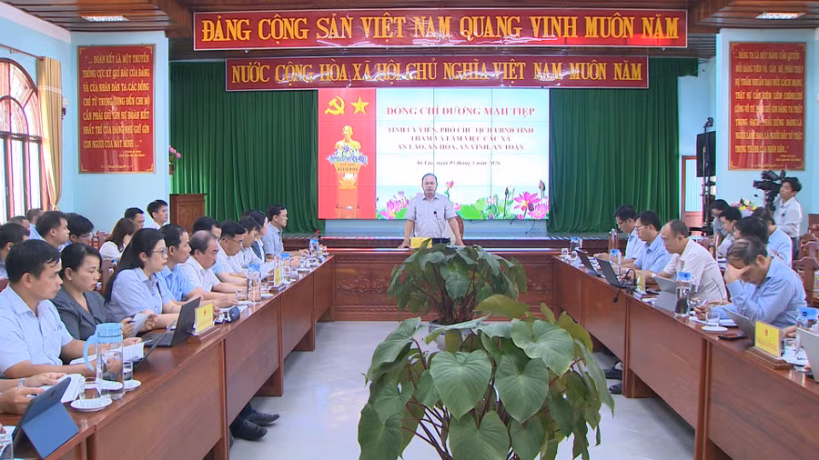 quang-canh-pho-chu-tich-ubnd-tinh-duong-mah-tiep-lam-viec-voi-lanh-dao-cac-xa-an-hoa-an-lao-an-vinh-an-toan.jpg