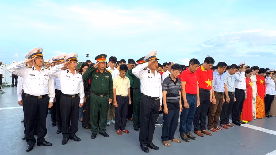 phut-mac-niem-tuong-nho-ahls-tren-tau-kn-490.jpg