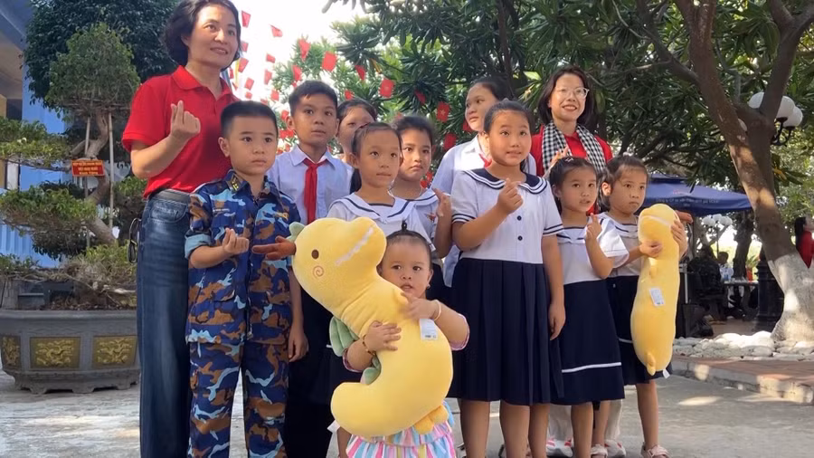 cac-em-hoc-sinh-dao-truong-sa-chup-hinh-luu-niem-cung-dai-bieu.jpg
