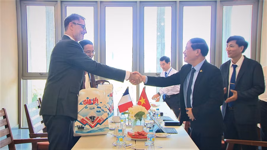dong-chi-pham-anh-tuan-uy-vien-trung-uong-dang-pho-bi-thu-tinh-uy-chu-tich-ubnd-tinh-tang-qua-ong-olivier-brochetdai-su-dac-menh-toan-quyen-cong-hoa-phap-tai-viet-nam.jpg
