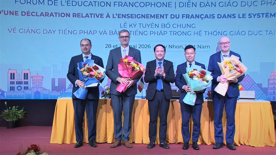 dong-chi-pham-anh-tuan-uy-vien-trung-uong-dang-pho-bi-thu-tinh-uy-chu-tich-ubnd-tinh-tang-hoa-chuc-mung-cac-dai-bieu-tham-du-dien-dan.jpg