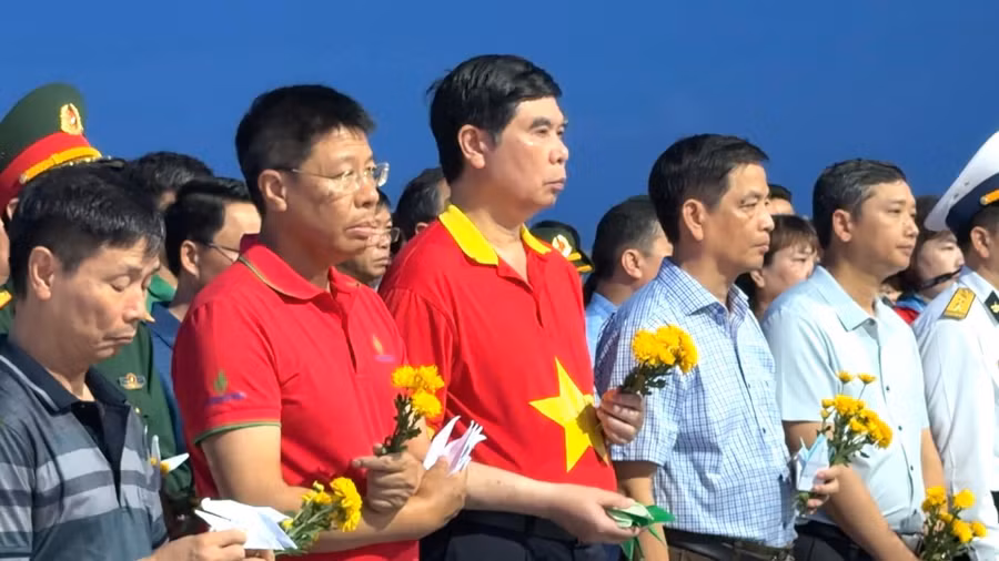 dai-bieu-cam-hoa-va-hac-giay-chuan-bi-tha-xuong-bien-noi-cac-ahls-hi-sinh.jpg