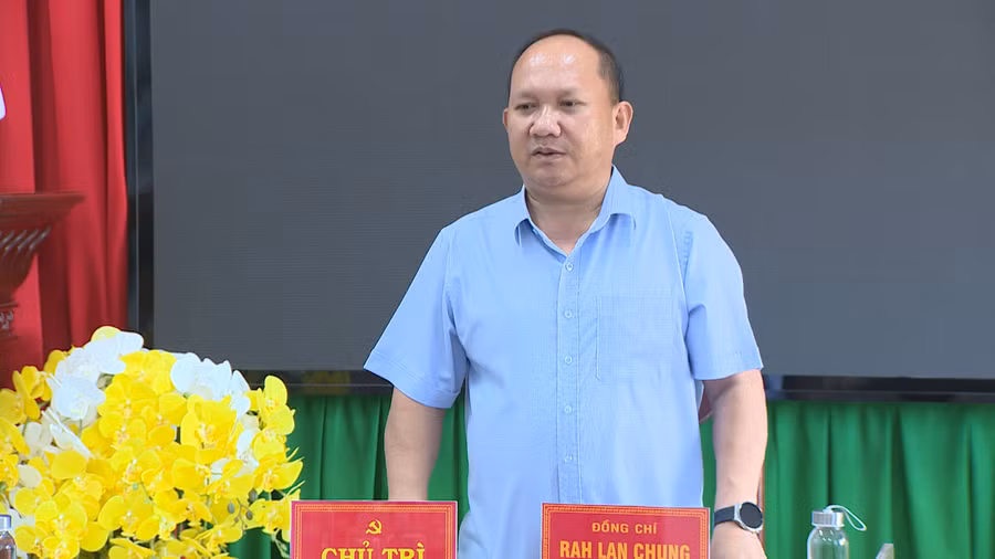 Phó Bí thư Thường trực Tỉnh ủy Rah Lan Chung phát biểu chỉ đạo tại buổi làm việc. Ảnh: Trung Nghĩa