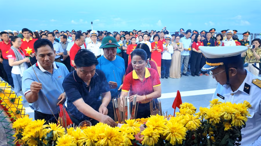 truong-ban-tuyen-giao-dan-van-tinh-uy-thap-huong-tuong-niem-cac-ahls.jpg