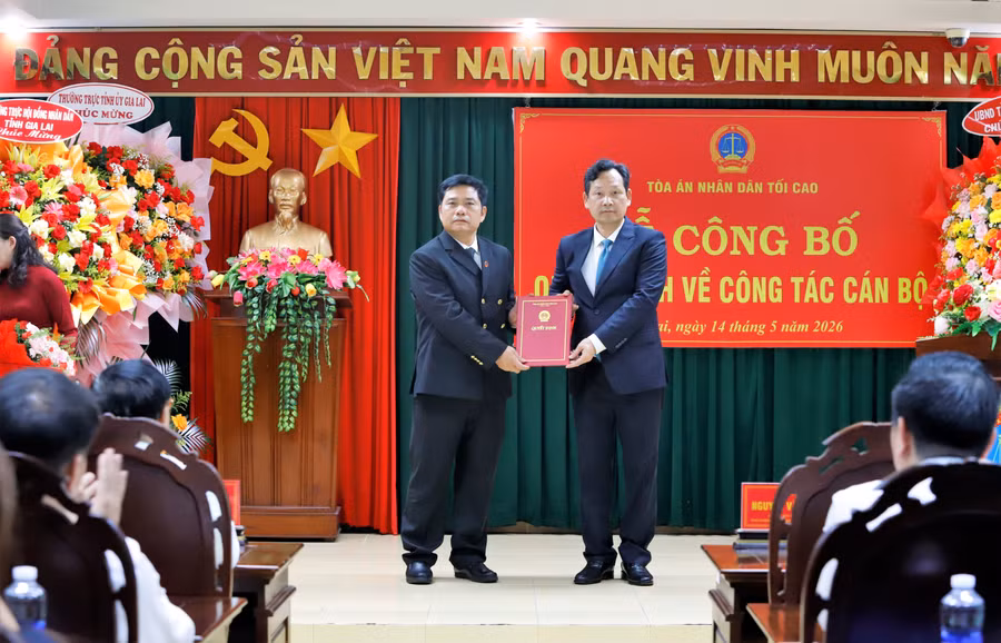Phó Chánh án TAND tối cao Nguyễn Văn Tiến (bên phải) trao Quyết định bổ nhiệm ông Bùi Danh Đại giữ chức vụ Chánh án TAND tỉnh Gia Lai. Ảnh: Đức Hồ