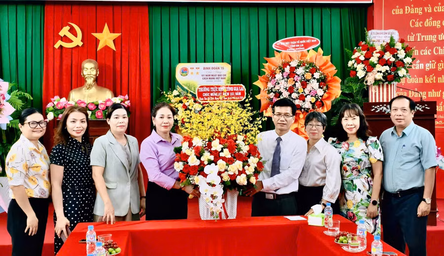 Phó Chủ tịch HĐND tỉnh Huỳnh Thúy Vân (thứ 4 từ trái sang) tặng hoa chúc mừng Báo và phát thanh, truyền hình Gia Lai. Ảnh: Minh Hoàng