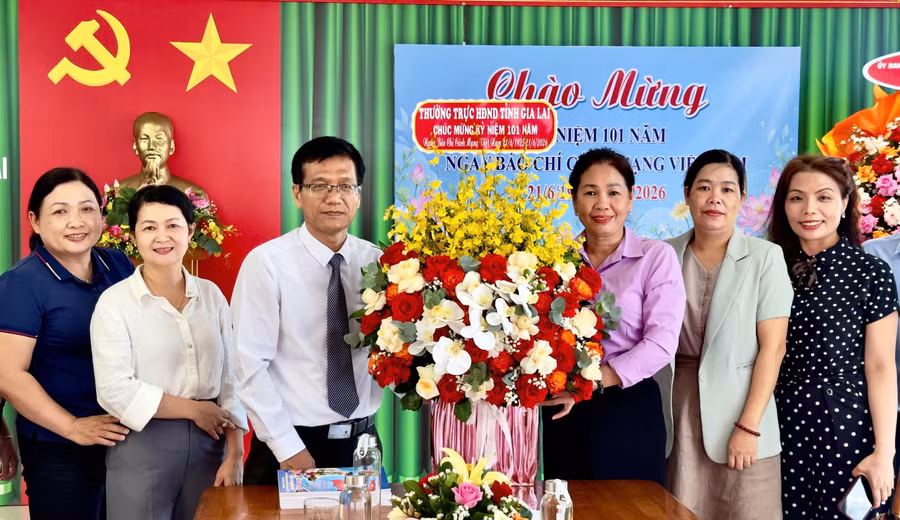 Phó Chủ tịch HĐND tỉnh Huỳnh Thúy Vân (thứ 3 từ phải sang) tặng hoa chúc mừng Hội Nhà báo tỉnh. Ảnh: Minh Hoàng