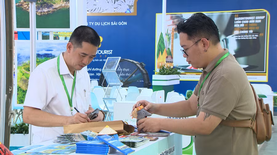 Công tác trưng bày sản phẩm giới thiệu du lịch tại gian hàng của tỉnh Gia Lai đã cơ bản hoàn thành. Ảnh: Mỹ Hà