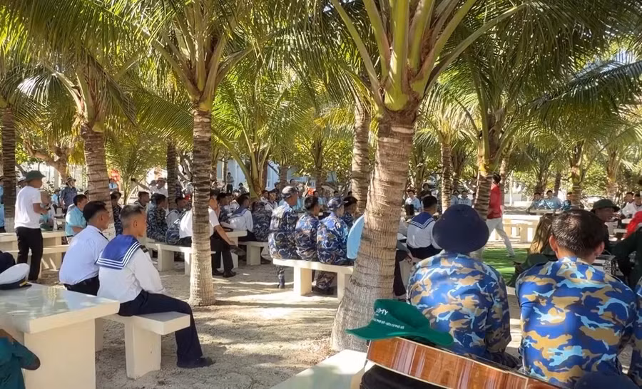 can-bo-chien-si-trong-gio-giai-lao-duoi-tan-dua.jpg