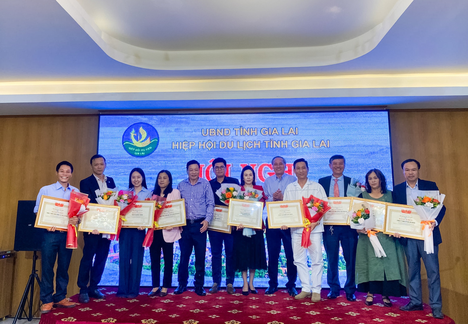 Awarding certificates of merit from the Vietnam Tourism Association to 10 units with outstanding achievements in business activities and active participation in activities. Photo: Hoang Ngoc img-8494.jpg
