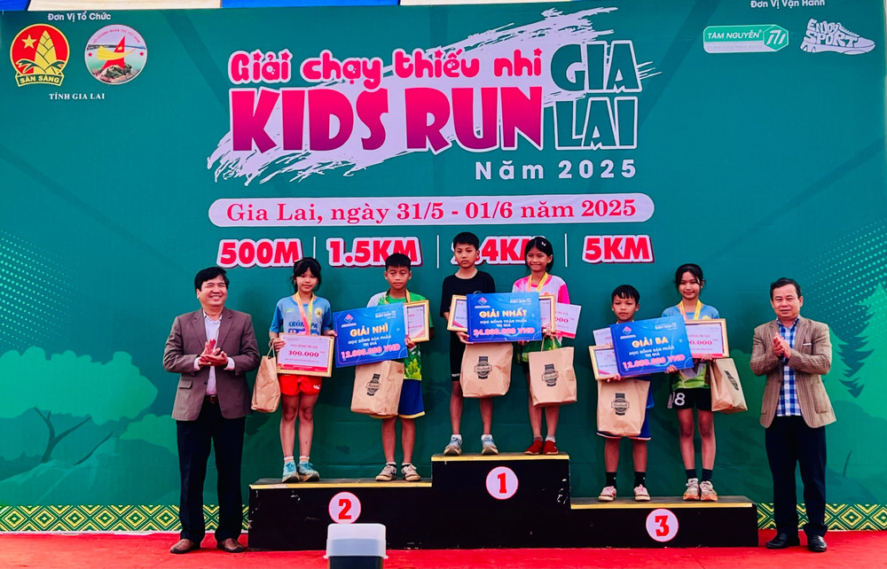 Ban tổ chức trao giải nhất, nhì, ba cho các runner tham gia cự ly 2,4km. Ảnh: M.N 97c6ee2e7b379f9d5c1ecc457dff4d15.jpg