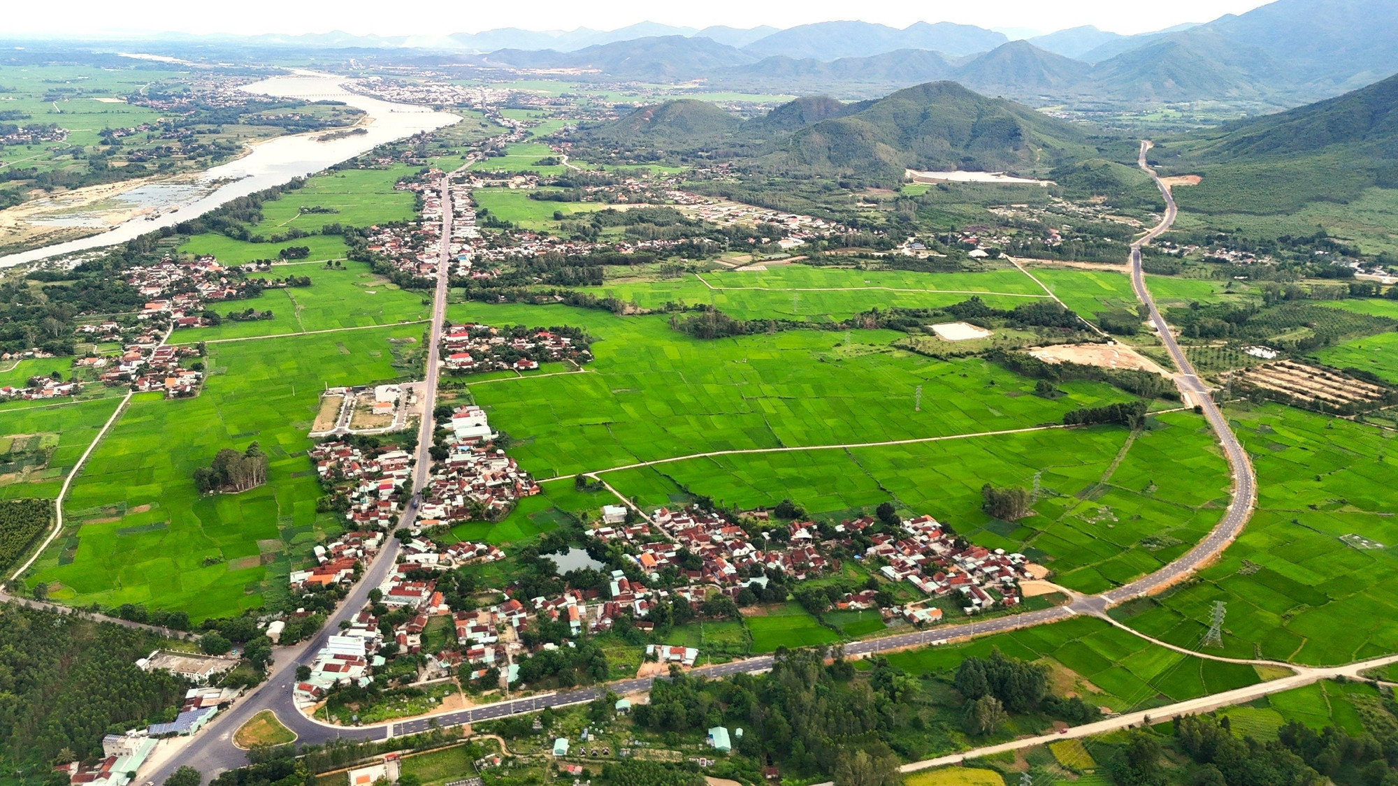 Tuyến đường chạy song song với quốc lộ 19, vắt ngang qua những cánh đồng. 7.jpg