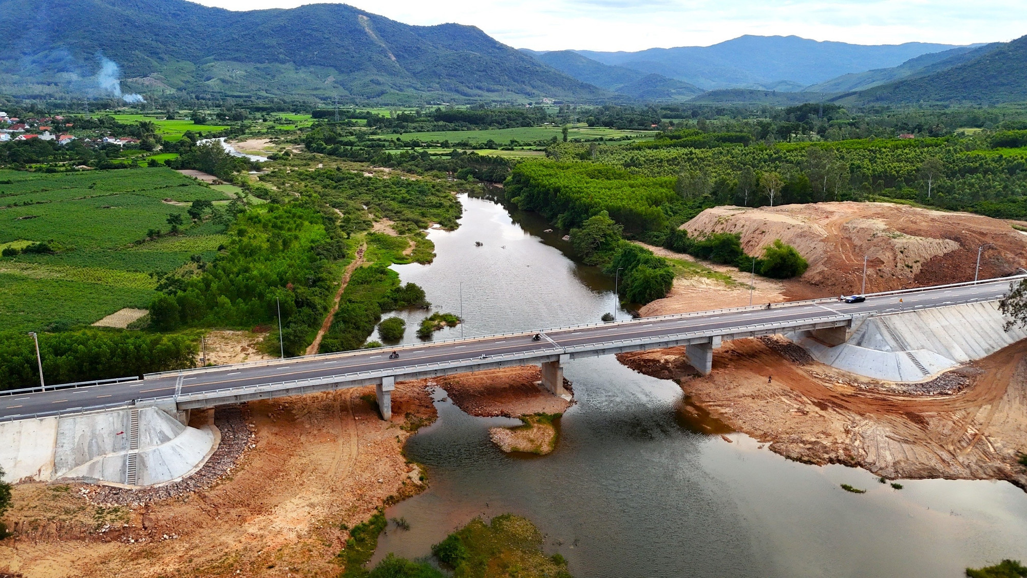 Trên toàn tuyến có 6 cây cầu, hệ thống thoát nước, điện chiếu sáng, biển báo an toàn giao thông. 4.jpg