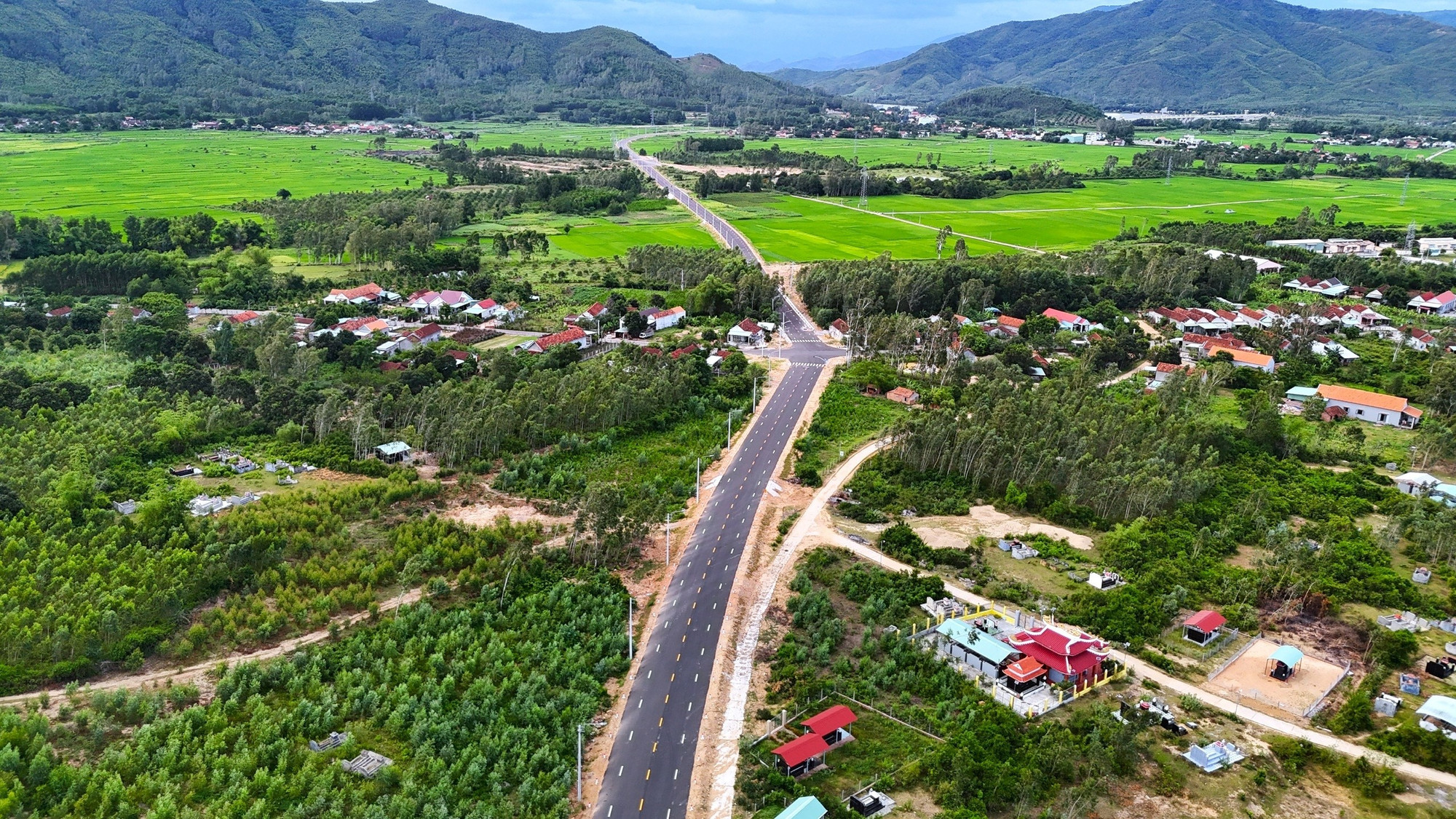 Tuyến đường chạy qua địa bàn hai xã Tây Sơn và Bình Phú. 1.jpg
