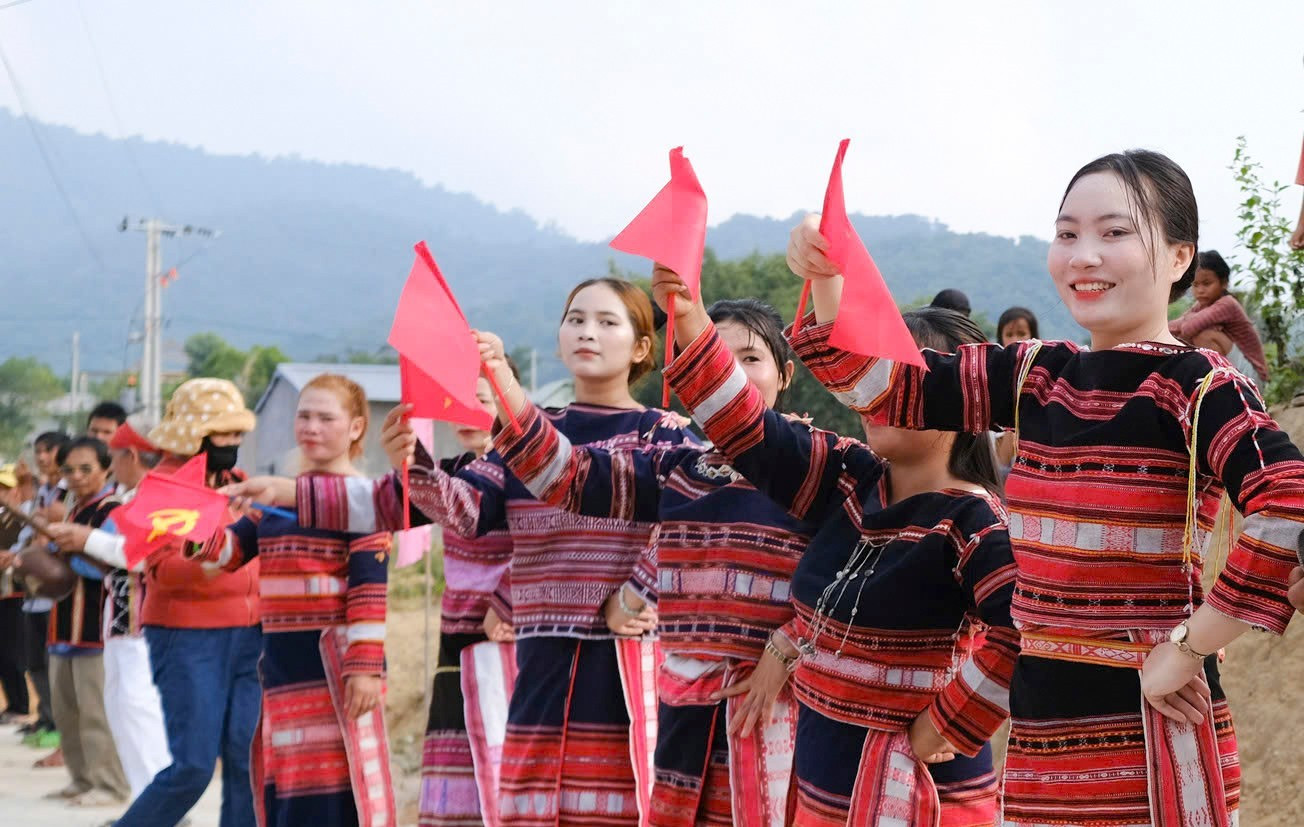 Người dân làng Canh Tiến niềm nở đón khách. Ảnh: H.P image.jpg