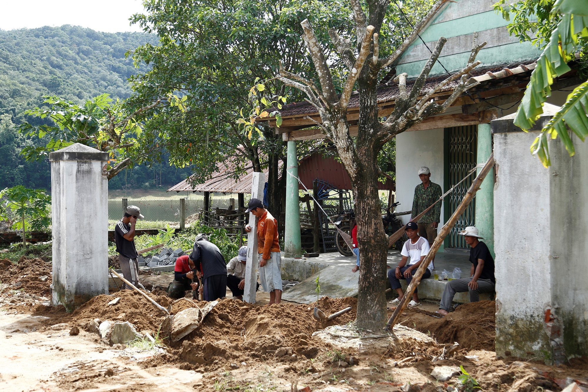 Người dân di dời tường rào, cổng ngõ để xây dựng tuyến đường giao thông dài 1,2 km ngay trong làng Canh Tiến. Ảnh: H.P mg-5897.jpg