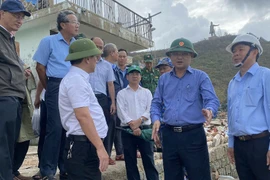 Phó Chủ tịch UBND tỉnh Nguyễn Tự Công Hoàng kiểm tra khắc phục mưa lũ tại làng chài Hải Minh