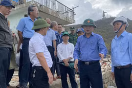 Phó Chủ tịch UBND tỉnh Nguyễn Tự Công Hoàng kiểm tra khắc phục mưa lũ tại làng chài Hải Minh