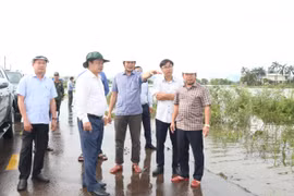 Phó Chủ tịch UBND tỉnh Gia Lai Dương Mah Tiệp trực tiếp kiểm tra tình hình mưa lũ và công tác ứng phó thiên tai tại xã Tuy Phước Đông và Đề Gi.