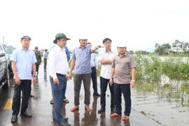 Phó Chủ tịch UBND tỉnh Gia Lai Dương Mah Tiệp trực tiếp kiểm tra tình hình mưa lũ và công tác ứng phó thiên tai tại xã Tuy Phước Đông và Đề Gi.