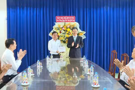 Phó Chủ tịch UBND tỉnh Nguyễn Hữu Quế thăm, chúc mừng các cơ sở giáo dục nhân Ngày Nhà giáo Việt Nam 20-11.