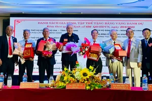 Đại diện Hội đồng họ Đặng Việt Nam tặng bảng vàng danh dự cho các cá nhân tiêu biểu. 