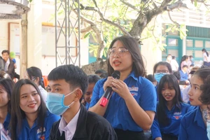 Học sinh THPT đặt câu hỏi tại chương trình hướng nghiệp được tổ chức mỗi năm tại các trường đại học, cao đẳng ở tỉnh Bình Định (cũ). Ảnh: Thảo Khuy