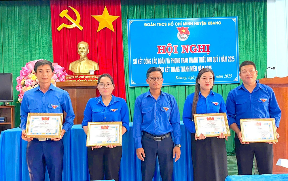 Huyện Đoàn Kbang tặng giấy khen cho các cá nhân có thành tích xuất sắc trong Tháng Thanh niên 2025. Ảnh: Hà Duyệt 1000030586.jpg
