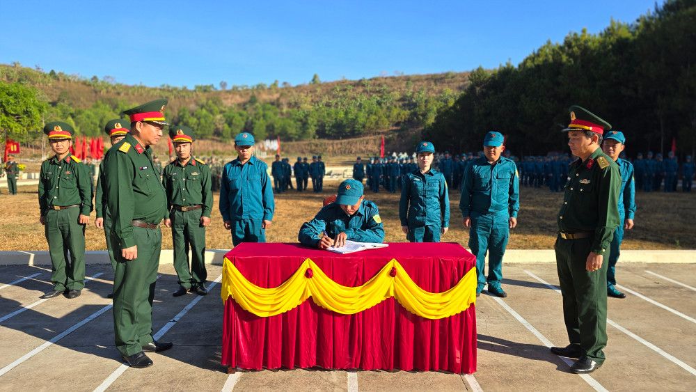 Đại diện các cơ quan, đơn vị ký kết giao ước thi đua năm 2025. Ảnh: Bá Bính anh-4-1.jpg