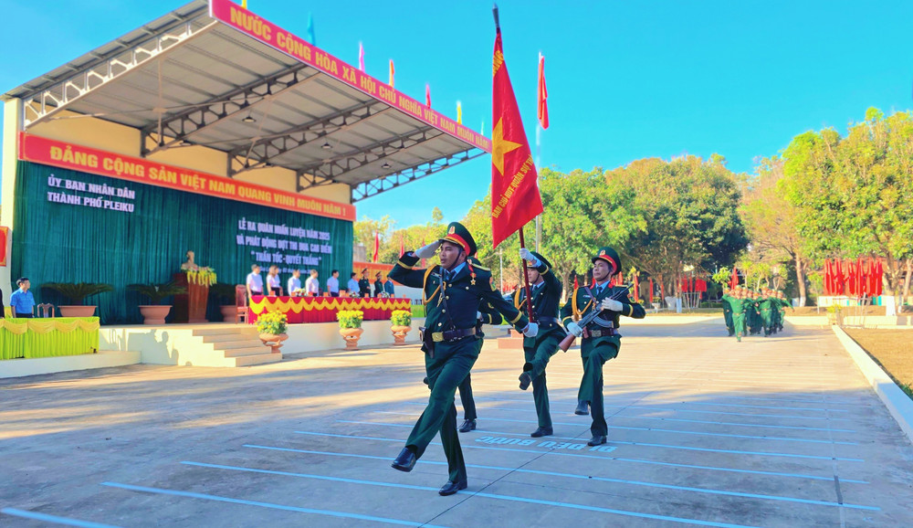Các khối cán bộ, chiến sĩ lực lượng vũ trang TP. Pleiku duyệt đội ngũ tại buổi lễ. Ảnh: Bá Bính anh-5.jpg