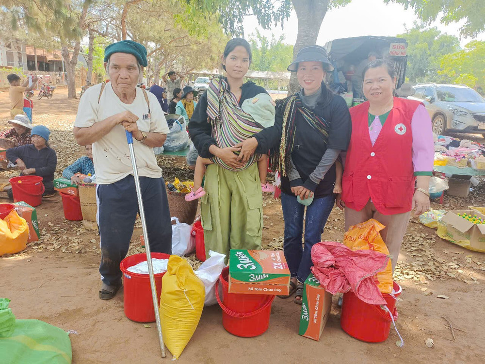 Đoàn công tác tặng quà cho bệnh nhân phong, người khuyết tật tại xã Ia Ka, huyện Chư Păh. Ảnh: H.N doan-cong-tac-tang-qua-cho-benh-nhan-phong-nguoi-khuyet-tat-xa-ia-ka-huyen-chu-pah.jpg