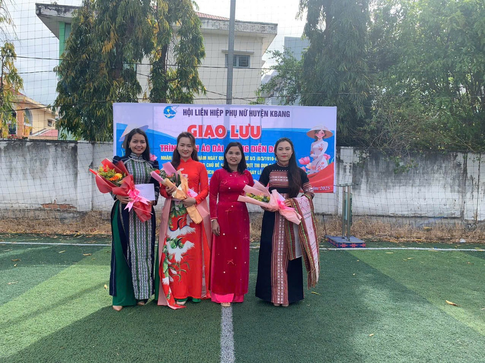 Lãnh đạo Hội LHPN huyện Kbang trao thưởng cho 3 cá nhân xuất sắc tham gia trình diễn áo dài. Ảnh: H.D 3.jpg
