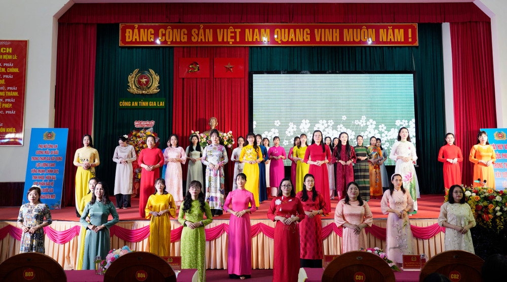 Hội viên Hội Phụ nữ Công an tỉnh Gia Lai trình diễn áo dài hưởng ứng “Tuần lễ áo dài” do Trung ương Hội Liên hiệp Phụ nữ Việt Nam phát động trong toàn quốc. Ảnh: Lê Ánh 3-dsc2170.jpg