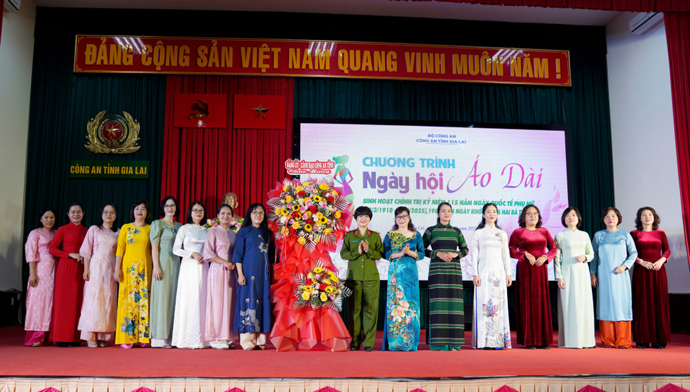 Thượng tá Ksor H’Bơ Khắp (thứ 8 từ phải sang)-Phó giám đốc Công an tỉnh Gia Lai trao hoa chúc mừng đại diện cán bộ, hội viên phụ nữ Công an tỉnh nhân Ngày Quốc tế Phụ nữ. Ảnh: L.A 1-dsc2245.jpg