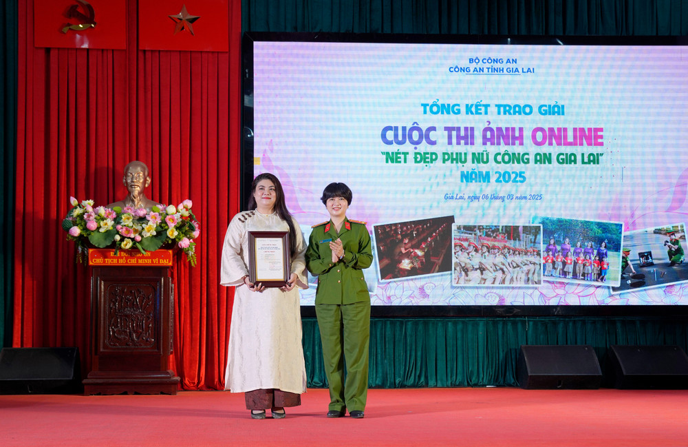 Thượng tá Ksor H’Bơ Khắp-Phó giám đốc Công an tỉnh Gia Lai trao giải nhất cuộc thi ảnh online “Nét đẹp Phụ nữ Công an Gia Lai” cho Thượng úy Rah Lan Lê Ngà-cán bộ Phòng Tổ chức cán bộ (Công an tỉnh). Ảnh: L.A 2-dsc2256.jpg