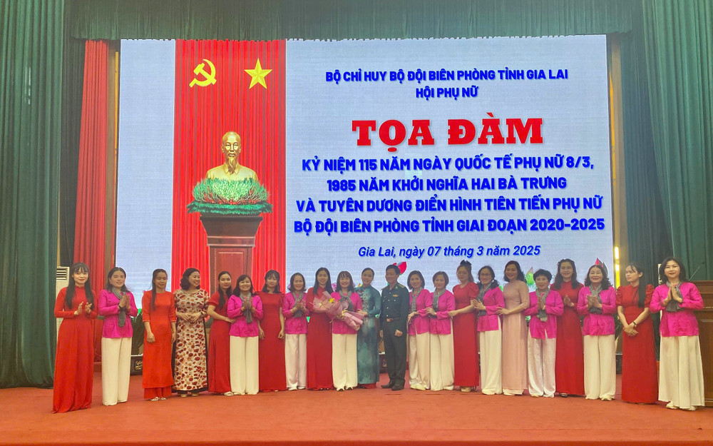 Đại tá Nguyễn Văn Nghị-Phó Chính ủy Bộ Chỉ huy BĐBP tỉnh tặng hoa cho các tiết mục văn nghệ tại buổi tọa đàm. Ảnh: K.Q image.png