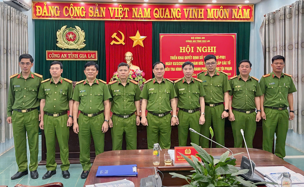 Đại tá Dương Văn Long-Phó Giám đốc Công an tỉnh Gia Lai chụp hình lưu niệm cùng Tổ trưởng các Tổ Điều tra khu vực. Ảnh: Hân Hòa 3-1.jpg