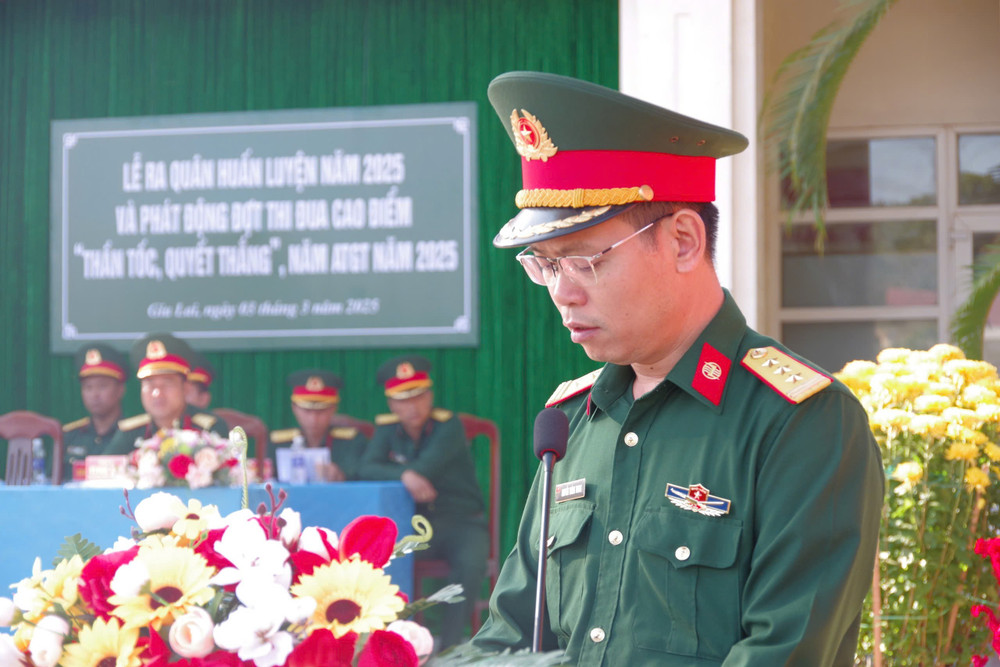 Thượng tá Nguyễn Thành Trung-Bí thư Đảng ủy, Chính ủy, Chủ tịch Hội đồng Thi đua-Khen thưởng Trung đoàn Thông tin 29 phát động đợt thi đua cao điểm. Ảnh: Ngô Văn Minh z6371999296892-718fe27f4c85e5210b0a2f0c1c8a0f60.jpg