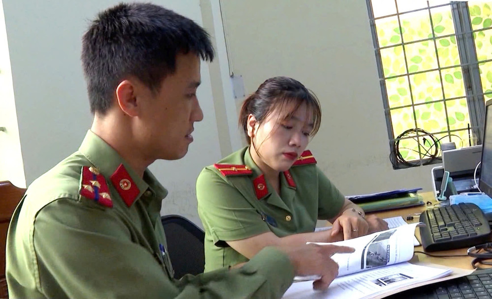 Cán bộ Phòng An ninh mạng và Phòng-chống tội phạm sử dụng công nghệ cao (Công an tỉnh Gia Lai) truy vết tội phạm. Ảnh: Hữu Trường anninh.jpg