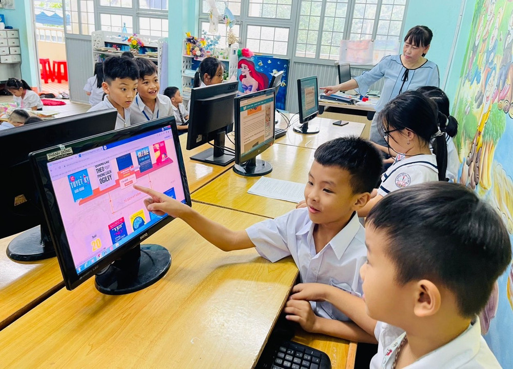Khung năng lực số được sử dụng làm cơ sở để xây dựng tài liệu học tập, tài liệu hướng dẫn để phát triển năng lực số cho người học. Ảnh minh họa: M.T hoc-sinh-truong-tieu-hoc-ngo-may-phuong-tra-ba-tp-pleiku-hung-thu-trai-nghiem-tim-kiem-doc-sach-tren-may-tinh-theo-mo-hinh-thu-vien-thong-minh-anh-moc-tra.jpg