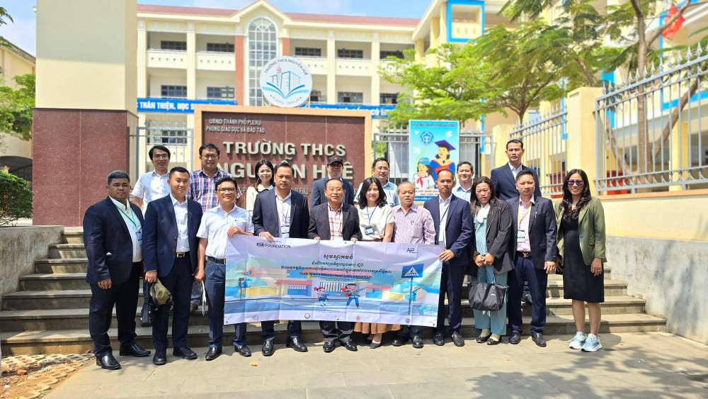 Đoàn công tác Vương quốc Campuchia đến tham quan, học tập thực tế mô hình “Trường học an toàn” tại Trường THCS Nguyễn Huệ (phường Hội Thương, TP. Pleiku). Ảnh: B.B anh-4.jpg