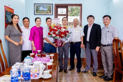 Lãnh đạo huyện Đak Đoa thăm, chúc mừng doanh nghiệp nhân Ngày Doanh nhân Việt Nam