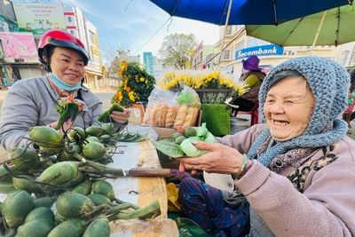 Đầu năm mua muối, may mắn và gắn kết yêu thương