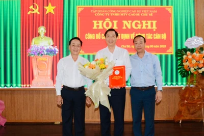 Ông Trần Thanh Phụng (bìa trái)- Phó Tổng Giám đốc VRG và ông Phan Thanh Hà (bìa phải)- Chủ tịch HĐTV Công ty trao quyết định và hoa chúc mừng ông Lê Trung Kiên- giữ chức vụ Tổng Giám đốc Công ty TNHH một thành viên Cao su Chư Sê kể từ ngày 5-6-2025. Ảnh: Văn Vĩnh