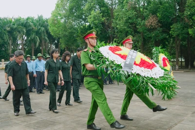 Dâng hoa, dâng hương tưởng niệm các Anh hùng liệt sĩ tại Nghĩa trang liệt sĩ huyện Đức Cơ