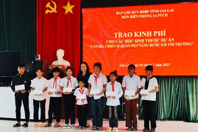 Đồn Biên phòng Ia Púch trao kinh phí hỗ trợ cho học sinh nghèo vùng biên. Ảnh: N.T