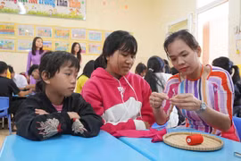 Câu lạc bộ Áo dài Sống Xanh Pleiku may áo dài cho nữ sinh có hoàn cảnh đặc biệt