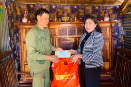 Thăm, tặng quà người có uy tín và hộ nghèo ở huyện Ia Grai